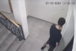 ODVRATNO! Dostavljač WOLT-a uhvaćen kako URINIRA usred zgrade (VIDEO)
