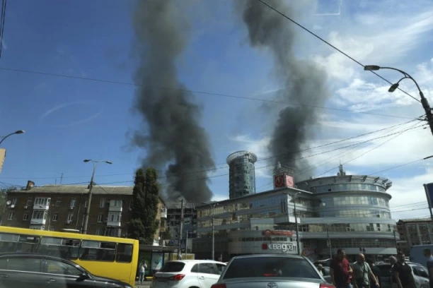 RUSI BOMBARDOVALI RODNI GRAD ZELENSKOG! Pogođeni policijska stanica i kuće! Ima MRTVIH i ranjenih! (FOTO)