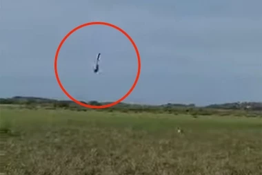 HOROR SCENA! Vojni kadeti tokom vežbe iskakali iz helikoptera, jednom se nije otvorio padobran! (UZNEMIRUJUĆI VIDEO)