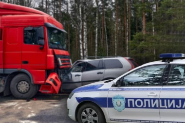 IMA NASTRADALIH! Jeziv sudar kamiona i automobila kod Šapca!