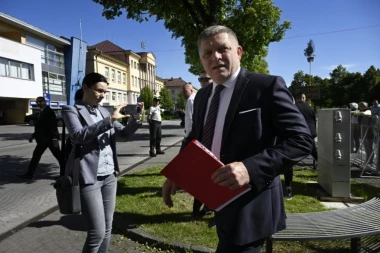 FICO SE I ZVANIČNO VRATIO: Slovački premijer predsedavao sednicom Vlade, prvi put nakon atentata (VIDEO)