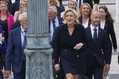 MARIN LE PEN SA 125 DESNIČARA UMARŠIRALA U BURBONSKU PALATU: "Ne možete da nas ignorišete" (FOTO/VIDEO)