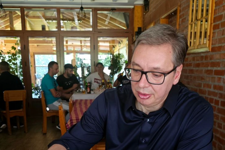 PREDSEDNIK VUČIĆ NAPRAVIO KRATAK PREDAH: Piće moje mladosti - posle sto godina jednu sam popio danas (FOTO)