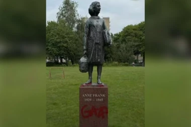 NA NJEMU ISPISAN GRAFIT "GAZA"! Oskrnavljen spomenik Ani Frank u Amsterdamu! (VIDEO/FOTO)