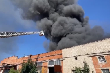GORI HIMKI U MOSKVI: Požar zahvatio 2.000 kvadrata poznate fabrike! (VIDEO)