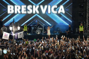 OBOREN REKORD POSEĆENOSTI U VRNJAČKOJ BANJI! Mlada zvezda Breskvica pevala pred 55.000 ljudi!