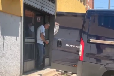 REPUBLIKA OČI U OČI SA UBICOM DANKE ILIĆ! Dejan Dragijević hitno ekspedovan nakon saslušanja, advokatica i osumnjičeni pobegli na zadnji ulaz! (VIDEO)