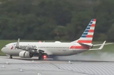 TEŽAK INCIDENT NA MEĐUNARODNOM AERODROMU: Objavljen snimak eksplozije gume na avionu dok je poletao sa piste (VIDEO)