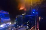 LOKALIZOVAN POŽAR U VIŠNJIČKOJ BANJI, ŠTETA TOTALNA! Vlasnica kuće gledala kako joj gori dom, pa završila u bolnici! (FOTO/VIDEO)