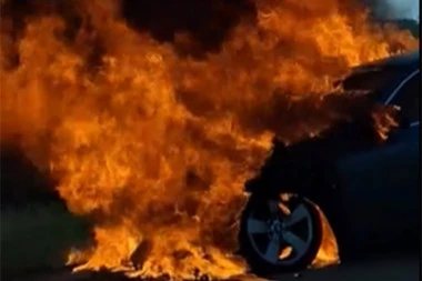 POŽAR GUTA VOZILO KOD NAPLATNE RAMPE UMČARI: Zapalio se BMW na auto-putu Niš - Beograd (VIDEO)