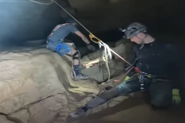 SNIMLJEN PRIZOR KAO IZ NOĆNE MORE: istraživači spustili kameru u pećinu, pa primetili da nešto "VREBA U MRAKU" (VIDEO)