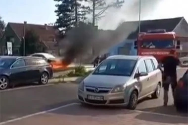 GORI AUTOMOBIL U STAROJ PAZOVI: Vatrogasci na terenu (VIDEO)