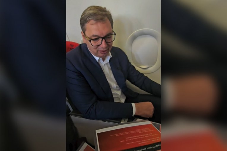 POGLEDAJTE KAKO PREDSEDNIK VUČIĆ SPREMA ISPIT U AVIONU! Ne gubi vreme, dva položio protekle nedelje! (VIDEO)