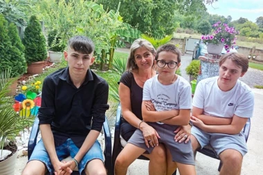 HVALA DRŽAVI, SAD SMO NAJZAD SVOJI NA SVOME! Naša ekipa s Tanjom Paunović i njenom decom u kući u Simićevu kod Žabara!