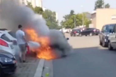 ZAPALIO SE AUTOMOBIL U BLOKU 61: Prolaznici brzo reagovali (VIDEO)