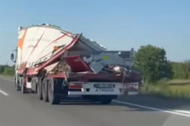 POTPUNO SMRSKAN, A IDE AUTO-PUTEM! Kamion koji se jutros prevrnuo u kukuruz, saobraća, dok mu delovi lete na sve strane (VIDEO)