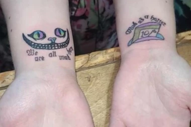 MAJKA ŠOKIRALA JAVNOST SVOJIM POSTUPKOM! "Vežbam tetoviranje na telu svoje ćerke!" Komentari PLJUŠTE, ljudi su BESNI! (FOTO)