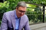 Ovo što zurim u telefon je zbog utakmice Srbija i USA! Predsednik Vučić iz Londona prati košarku: Napred Srbija! (FOTO)