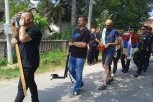 ORKESTAR POSLEDNJI PUT SVIRA NIKOLI! Krenula najtužnija povorka u Dragincu - SAHRANA POLICAJCA UBIJENOG U LOZNICI (FOTO, VIDEO)