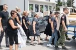 NIKOLINA MAJKA NEUTEŠNA! PORODICA IZA KOVČEGA SVOG SINA! Najmiliji ispraćaju na večni počinak tragično nastradalog policajca! SESTRA SE SLOMILA OD BOLA! (FOTO+VIDEO)