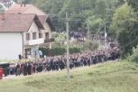 JECAJI MAJKE ODJEKUJU DOLINOM! Povorka ispraća Nikolu na večni počinak, suza prati svaki korak ka groblju u Dragincu (FOTO/VIDEO)