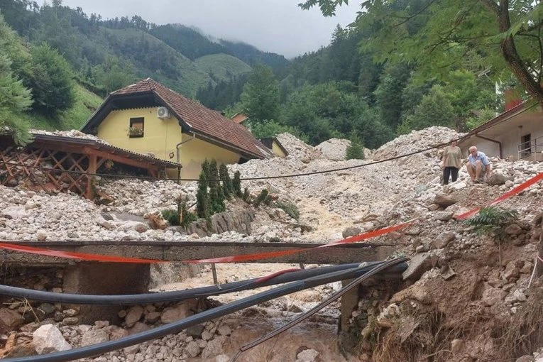 STRAVIČNO NEVREME OPUSTOŠILO SLOVENIJU! Bujice napravile ODRON, zatrpane kuće, meštani HITNO evakuisani! Jezive scene! (VIDEO)