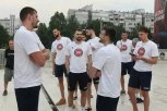 OVAKO SU JOKIĆ I AVRAMOVIĆ USREĆILI NAJMLAĐE NAVIJAČE: Da se istopiš! "Orlovi" se potpisali na minijaturne lopte (VIDEO)