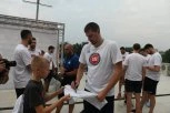 KOŠARKAŠI(CE) I BASKETAŠI SRBIJE SE DRUŽILI SA MALIŠANIMA ISPRED ARENE: Osmesi na licima kada su ugledali Jokića i družinu GOVORE SVE (FOTO+VIDEO)