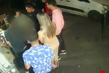 ULETELA U RESTORAN I MOLILA ZA POMOĆ: Kamere zabeležile trenutak kada je silovatelj potapšao svoju žrtvu po ramenu (VIDEO)
