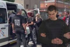 KOMBI PUN TUGE! Porodice ubijenih odlaze kući posle ročišta, a Uroša Blažića odvode uz najstrožije mere (VIDEO)