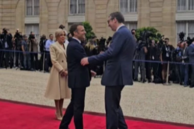 VUČIĆ U PARIZU: Dočekao ga Makron sa suprugom! (FOTO/VIDEO)