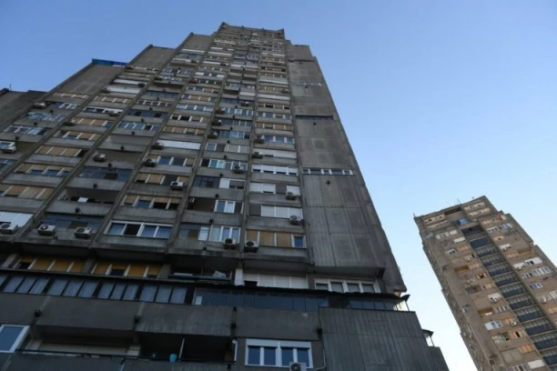 OVO JE SOLITER SA KOG JE SKOČIO MLADIĆ NA KONJARNIKU: Potresne scene ispred zgrade, na pločniku tragovi krvi isprani vodom! (FOTO)