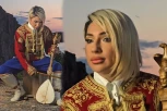 JOVANA JEREMIĆ DOHVATILA GUSLE! Voditeljka Pinka ne prestaje da pomera GRANICE, sada obukla i NJEGOŠEVU nošnju (VIDEO)