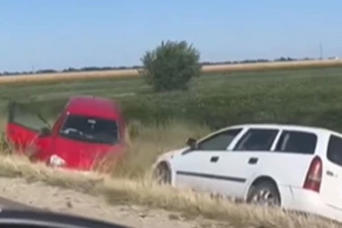 JOŠ JEDNA SAOBRAĆAJKA, OVOG PUTA KOD BAČKOG GRADIŠTA: Automobili završili u jarku! (FOTO)