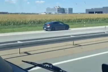 JOŠ JEDNA DIVLJAČKA VOŽNJA NA SRPSKIM DRUMOVIMA! Automobil ide u suprotnom smeru, vozila mu dolaze u susret! (VIDEO)