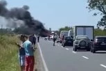 GORI AUTOMOBIL NASRED PUTA KOD BAČKE PALANKE! Veliki plamen zahvatio vozilo, gust dim se širi na sve strane! (VIDEO)