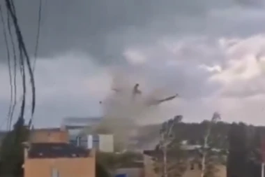 STRAVIČAN TORNADO PROJURIO AERODROMOM: Avioni i helikopteri razbacani kao igračke, prizori JEZIVI! (VIDEO)