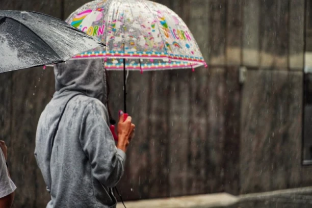 KIŠA NE POSUSTAJE! Pljuskovi i danas u Srbiji, OVI delovi kritični! (FOTO)