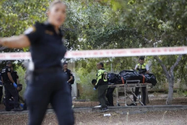 UZNEMIRUJUĆI SNIMAK SA PROTESTA U TEL AVIVU! Sestru taoca udario policajac na konju!