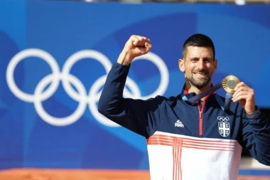 FOTOGRAFIJA ZA SVA VREMENA! Svakom Srbinu će ZAIGRATI SRCE: Zlatni Nole u društvu odbojkašica (FOTO)