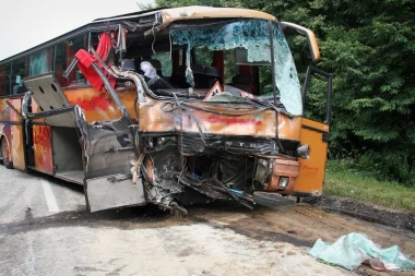 AUTOBUS PUN PUTNIKA NALETEO I PROBIO ZAŠTITNU OGRADU! Ima mrtvih, najmanje 20 povređenih! (FOTO)