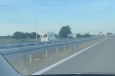 JOŠ JEDNA LUDAČKA VOŽNJA KOD HORGOŠA! Kombi vozi u suprotnom smeru na auto-putu! (VIDEO)