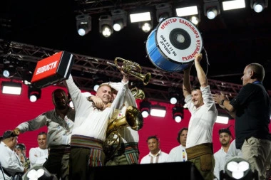 Grandiozno FINALE GUČE - Muzički velikani zapevali u glas pred PUNIM STADIONOM za zlatnog Novaka Đokovića, a evo KO je odneo pobedu na ovogodišnjem 63. Dragačevskom saboru trubača