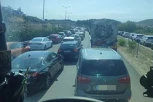 OGROMAN POŽAR NA GRANICI! Diže se visok oblak dima! Hitno zatvoren auto-put! Situacija je KRITIČNA, a gužva neverovatna! (VIDEO)