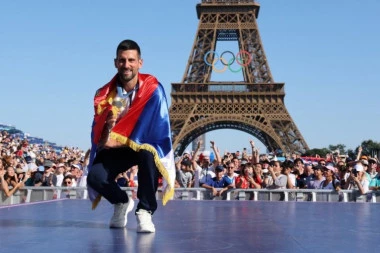 ĐOKOVIĆ SE OGRNUO SRPSKOM ZASTAVOM ISPRED AJFELOVOG TORNJA! Nole se pred MILIONSKIM auditorijumom POHVALIO ZLATOM! (FOTO)