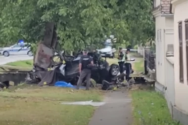 NOVI DETALJI STRAVIČNE TRAGEDIJE KOD KULE! Objavljen JEZIV snimak! Dva mladića MRTVA! Automobili potpuno SMRSKANI (VIDEO)