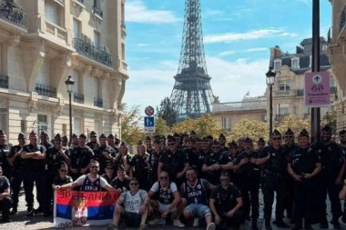 POGLEDAJTE SRPSKE NAVIJAČE ISPRED AJFELOVOG TORNJA: Gomila POLICAJACA ih okružila (FOTO)