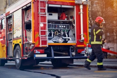 ZATVOREN DEO AUTO-PUTA KOD NIŠA! Bukti jeziv požar! VATROGASCI VODE TEŠKU BORBU SA PLAMENOM, SVE U GUSTOM DIMU! (VIDEO)