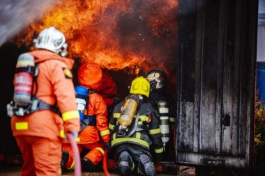 GORI DEO KASARNE KOD VMA! Jezive slike sa Banjice - vatrogasci odmah pristupili gašenju (FOTO)