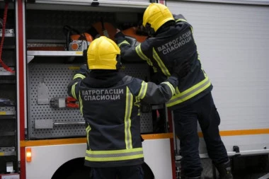 POŽAR U KRUGU POZNATE FIRME U ČENEJU! (FOTO)